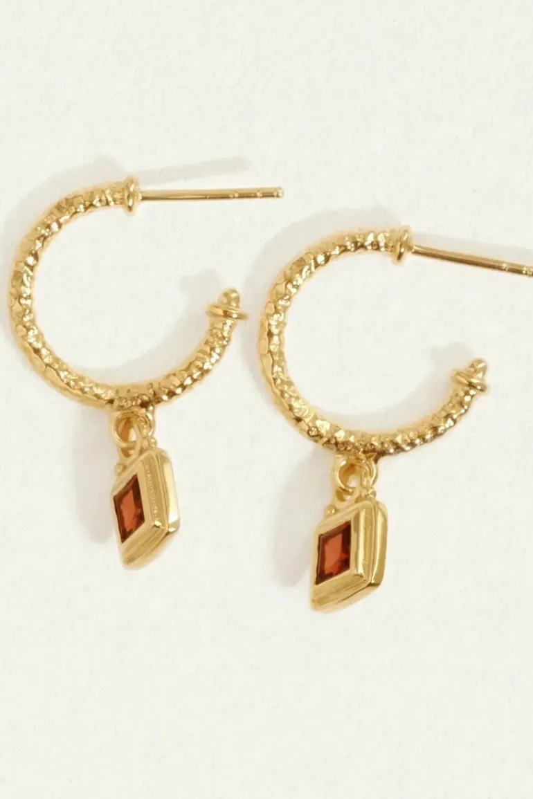 CILLA EARRING GOLD GARNET