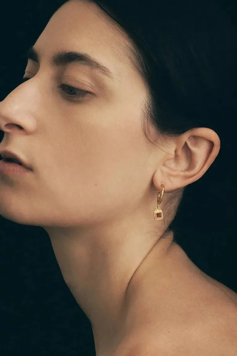CILLA EARRING GOLD GARNET