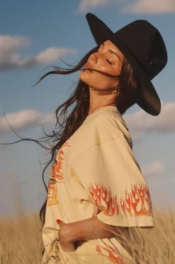 THE VERY OVERSIZED FLAMING COWBOY TEE - SAND